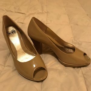 Soft peep toe patent leather platform pumps